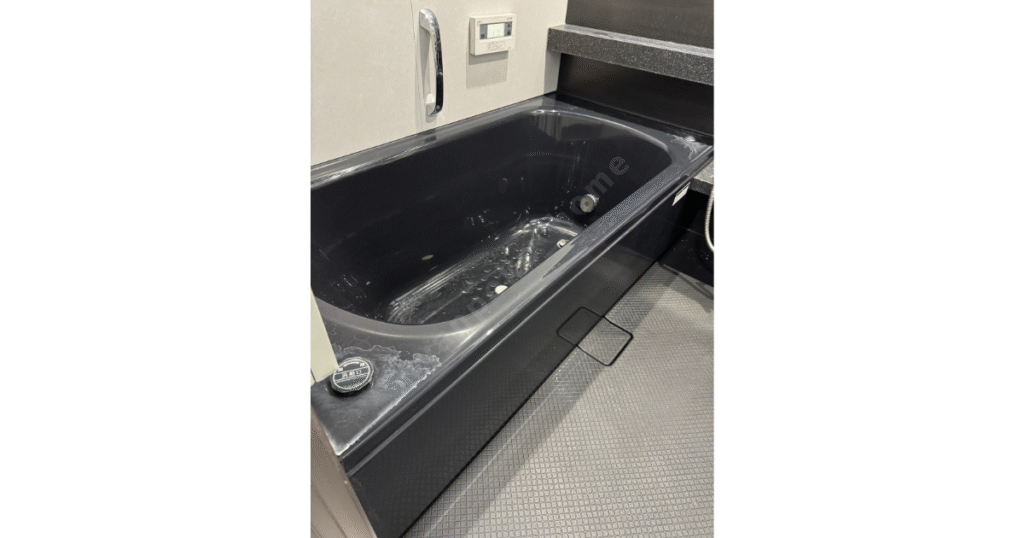一条工務店のグレイスバス(ノワール)に黒い浴槽を採用した際の汚れの目立ち具合の実例(お風呂全体)