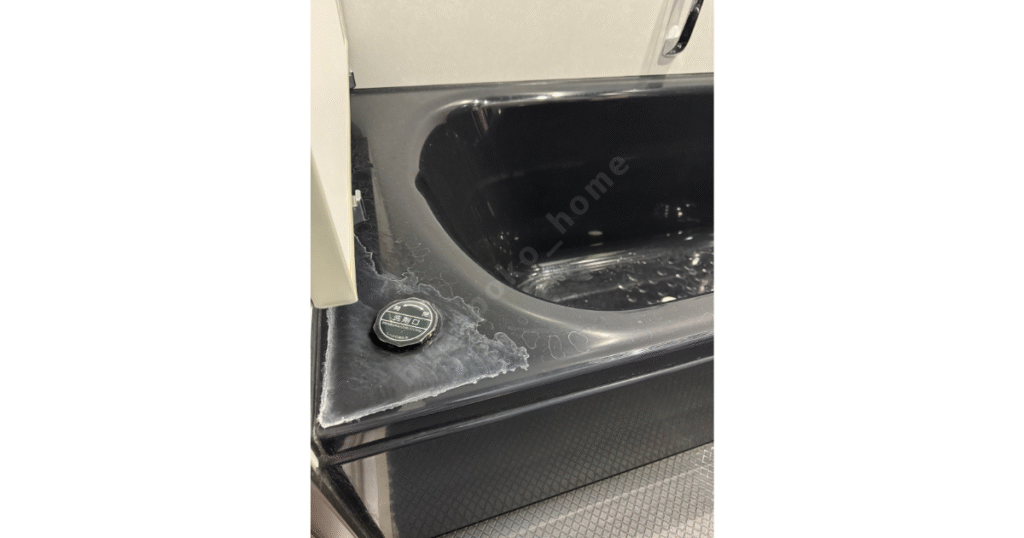 一条工務店のグレイスバス(ノワール)に黒い浴槽を採用した際の汚れの目立ち具合の実例(洗剤投入口)