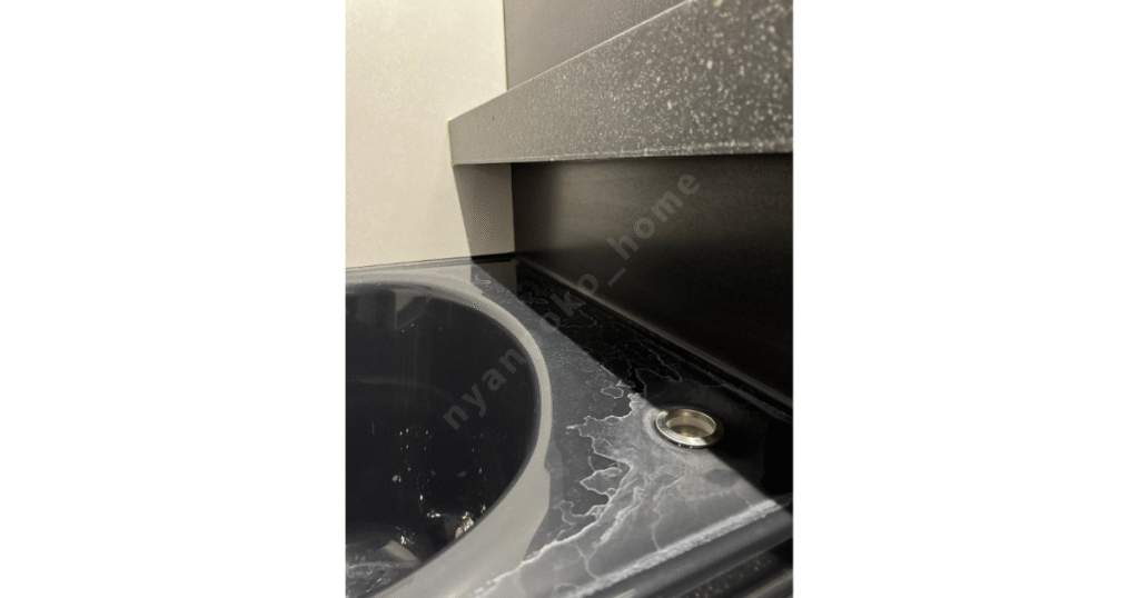 一条工務店のグレイスバス(ノワール)に黒い浴槽を採用した際の汚れの目立ち具合の実例(排水ボタンまわり)